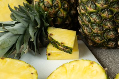 Ananas arkaplanı - tüm meyve ananasları ve parçalara bölünmüş halkalar