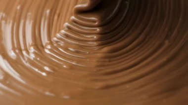 Erimiş doğal süt çikolata dökümü, çikolata dokusu.