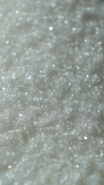Beyaz kristal pancar rafine şeker dökümü, dikey yavaş çekim makro
