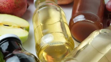 Farklı türde sirke balzamik, elma, şarap ve nar..