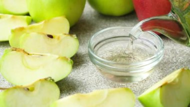 Elma sirkesi sirkeden cam sosa dönüşüyor.