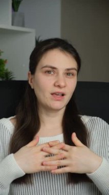 Makyajsız, doğal saçlı ve yüz rengi blogları olan 30 yaşında bir kadın hikaye anlatıyor, el sallıyor. Bölüm 1