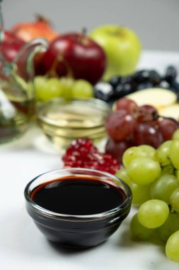 Meyve ve diğer sirke türlerinin arka planında balzamik sirke