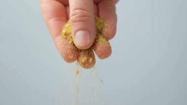 El pudrası, sebze ve tuz karışımından elde edilen çok amaçlı baharat, yavaş çekim.