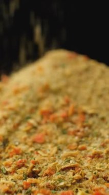 Pişirmek için kuru sebze karışımı. Dökme Baharatı. Dikey Yavaş Hareket.