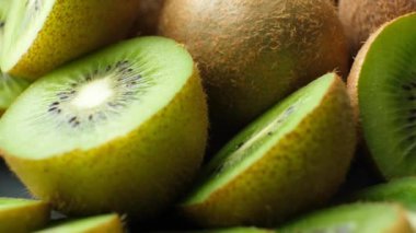 Taze kivi meyvesi, bir sürü dilimlenmiş kivi..