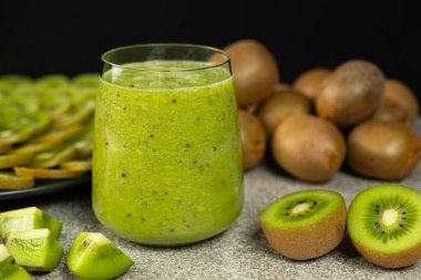 Kiwi Smoothie 'yi Tazeleyen Bir Bardakta Tropikal Yeşil Mutluluk.