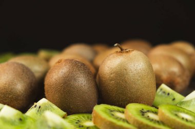 Taze kivi meyvesi, bir sürü dilimlenmiş kivi..