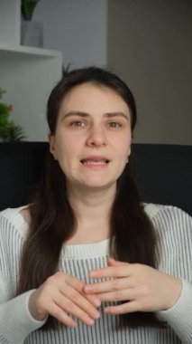 Makyajsız, doğal saçlı ve yüz rengi blogları olan 30 yaşında bir kadın hikaye anlatıyor, el sallıyor. Bölüm 2.