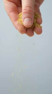 El pudrası, sebze ve tuz karışımından elde edilen çok amaçlı baharat, dikey ağır çekim.