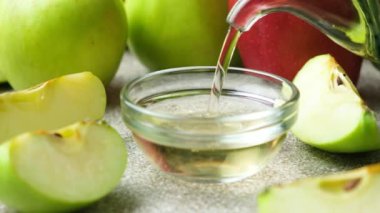 Elma sirkesi sirkeden cam sosa dönüşüyor.