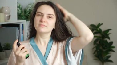 Saç Bakımı. Islak ve Temiz Saçlara Yağ Spreyi Yapan Kadın.