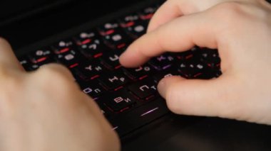 Laptop klavyesinde tüm parmaklarınla hızlı yazıyorsun.