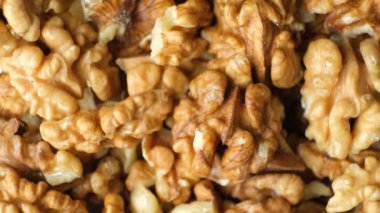 Kabuğu soyulmamış çiğ ceviz yığını üst görünüm rotasyonu.