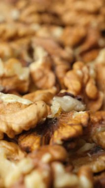 Çiğ cevizlerin yavaşça döndürülmesi.