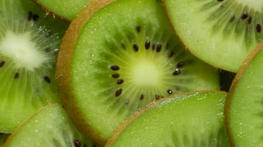 Taze Dilimlenmiş Kivi Meyve Halkaları 'nın canlı arkaplanı. Sulu Yeşil Tonlar 'la Berrak ve Ferahlatıcı Tropikal Meyve Örnekleri.