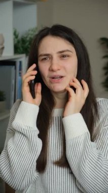 Telefonda konuşan bir kadın, dikey ateş etme. Konuşan insanlar