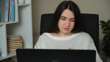 Çevrimiçi konuşma, dizüstü bilgisayarda konuşan kadın.