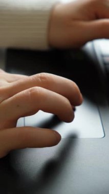 Dizüstü bilgisayar Klavyesi ve Dokunmatik Eylem, Daktilo ve Yönlendirme.