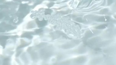 Beyaz damıtılmış sirke, makro yavaş çekim dökülür..