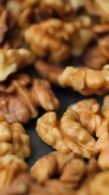 Soyulmuş ceviz ve çekirdeklerin yavaş çekimde dağılması