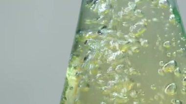 Şarap beyaz sirke dökülür, ağır çekim makro, sıvı kabarcıklar.