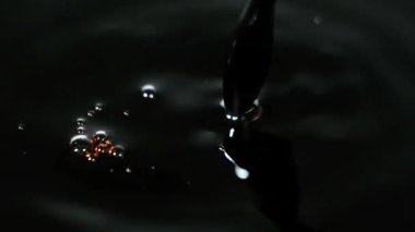 Balzamik sirke serpintisi, sirkenin yavaş akışı....