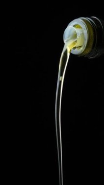 Doğal İşlenmemiş Sebze Yağı Siyah Arkaplan Dikey Yavaş Harekete Dökülüyor