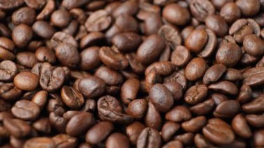 Kafeinsiz kafeinsiz kahve çekirdeklerini döndürüyorum..