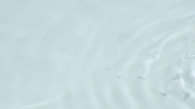 Beyaz damıtılmış sirke, makro yavaş çekim dökülür..