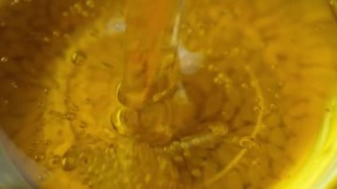 Rafine edilmemiş organik susam yağı, yağ kabarcıkları.