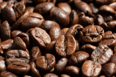 Dağınık kahve çekirdekleri tepeden tırnağa makro..