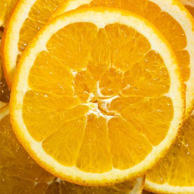 Dilimlenmiş portakaldan yapılmış sulu turuncu arkaplan.