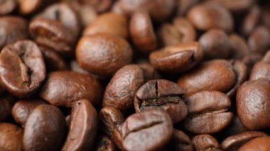 Kafeinsiz kafeinsiz kahve çekirdeklerini döndürüyorum..