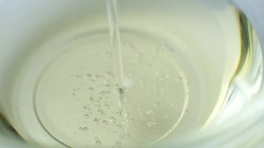 Yenilebilir yenilenebilir sebze yağı yavaş çekim makrosuna dökülüyor..