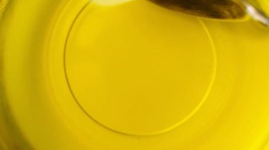 Rafine edilmemiş ekstra saf zeytinyağı dokusu üst görünüm yavaş çekim.