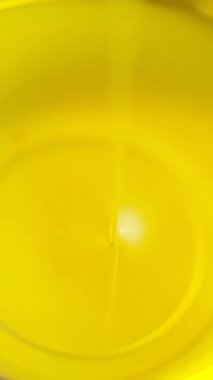 Rafine edilmemiş ekstra saf zeytinyağı dikey makro ağır çekimde akıyor.