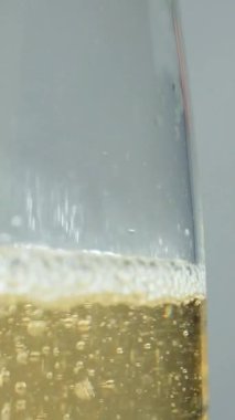 Şarap beyaz sirkesi dökülür, dikey yavaş çekim makrosu, sıvı içinde bir sürü baloncuk.