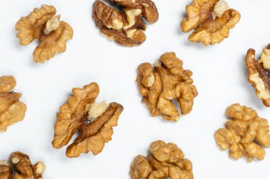 Ceviz çekirdekleri, beyaz arkaplan üstü görünümü