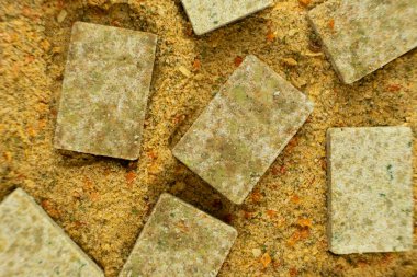 Küp ve toz içinde anlık bulyon ve baharat karışımı..