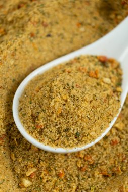 Kurutulmuş sebze ve baharatlardan yapılan çok yönlü bir çeşni..