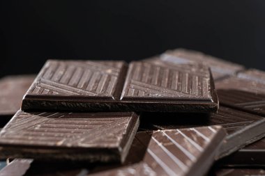 Lezzetli siyah çikolata segmentleri, zengin siyah çikolata dokusu.