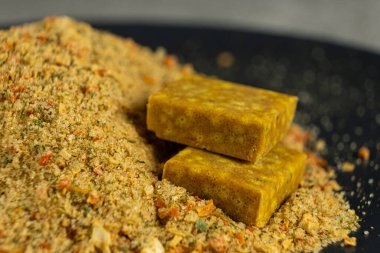 Küp ve toz içinde anlık bulyon ve baharat karışımı..