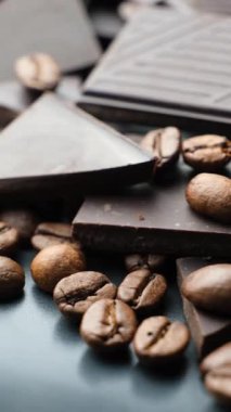 Kahve çekirdekli koyu çikolata parçaları.