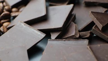 Koyu Çikolata, Aroma kahvesi ile karıştırılmış..