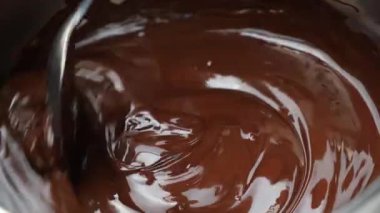 Kara Çikolata Eritme Süreci, Kaşıkla Çikolata Parçalarını Karıştırmak