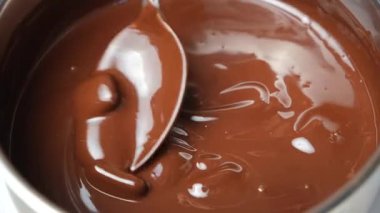 Kara Çikolata Eritme Süreci, Kaşıkla Çikolata Parçalarını Karıştırmak