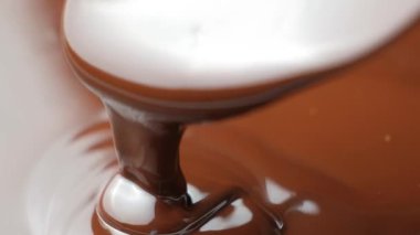 Eritilmiş Koyu Çikolata Akışı Yakın Çekim Mükemmel Doku.