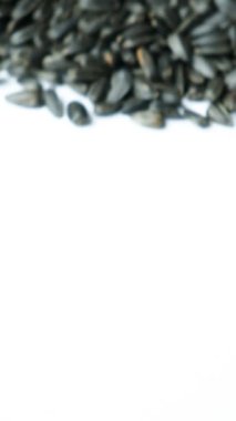 Ayçiçeği çekirdekleri yavaş çekimde dikey olarak patlar.