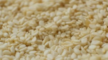 Çiğ beyaz susam tohumları doğal doku yavaş çekim.